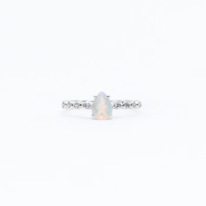 Anel de Prata e Opala em formato pera e topazios cravejados